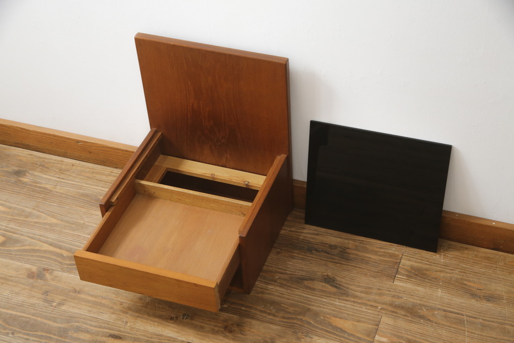 デンマークビンテージ　GETAMA(ゲタマ)　Hans J Wegner(ハンス・J・ウェグナー)　チーク材　ブラックカラーの天板ガラスが高級感を醸し出すベッドサイドテーブル(ナイトテーブル、エンドテーブル、北欧、ヴィンテージ)(R-077015)