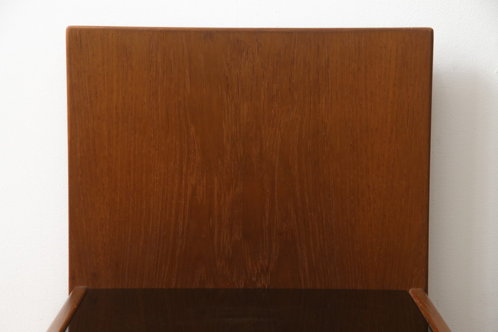 デンマークビンテージ　GETAMA(ゲタマ)　Hans J Wegner(ハンス・J・ウェグナー)　チーク材　ブラックカラーの天板ガラスが高級感を醸し出すベッドサイドテーブル(ナイトテーブル、エンドテーブル、北欧、ヴィンテージ)(R-077015)