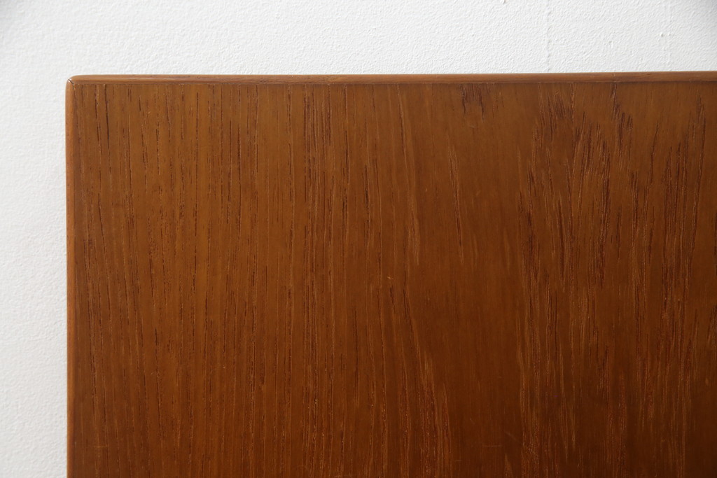 デンマークビンテージ　GETAMA(ゲタマ)　Hans J Wegner(ハンス・J・ウェグナー)　チーク材　ブラックカラーの天板ガラスが高級感を醸し出すベッドサイドテーブル(ナイトテーブル、エンドテーブル、北欧、ヴィンテージ)(R-077015)