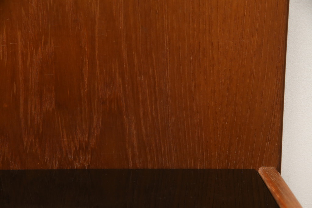 デンマークビンテージ　GETAMA(ゲタマ)　Hans J Wegner(ハンス・J・ウェグナー)　チーク材　ブラックカラーの天板ガラスが高級感を醸し出すベッドサイドテーブル(ナイトテーブル、エンドテーブル、北欧、ヴィンテージ)(R-077015)