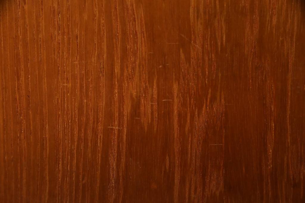 デンマークビンテージ　GETAMA(ゲタマ)　Hans J Wegner(ハンス・J・ウェグナー)　チーク材　ブラックカラーの天板ガラスが高級感を醸し出すベッドサイドテーブル(ナイトテーブル、エンドテーブル、北欧、ヴィンテージ)(R-077015)