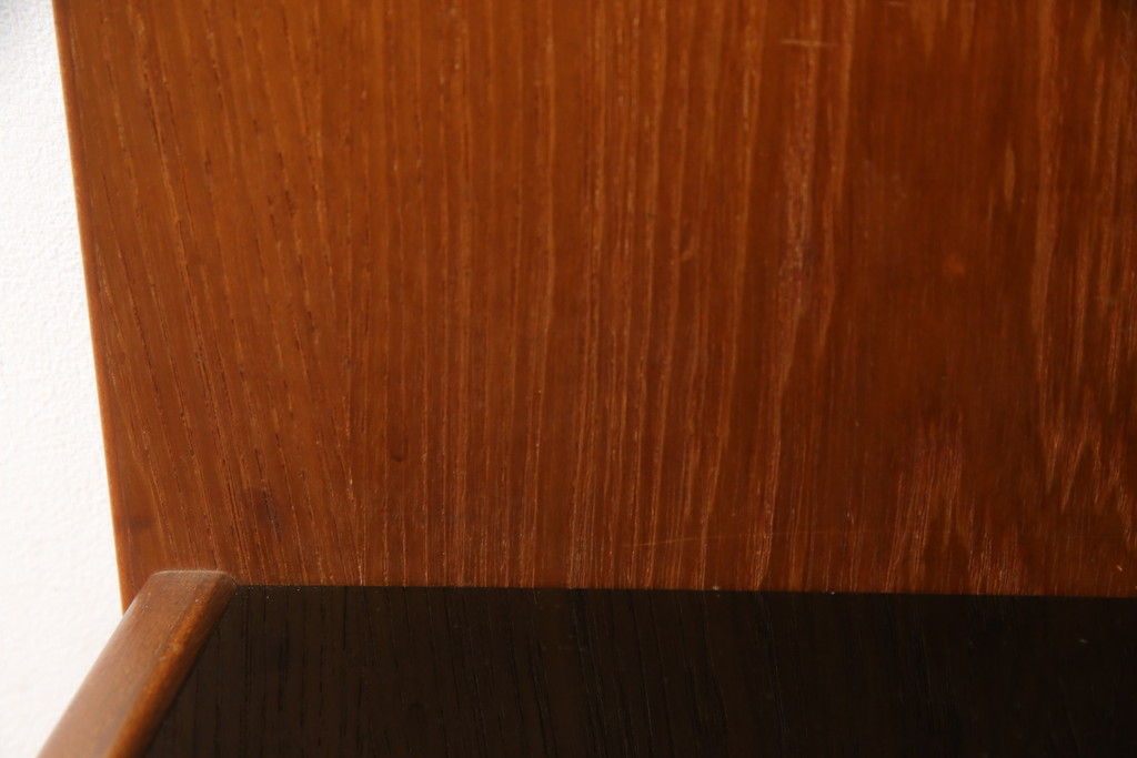 デンマークビンテージ　GETAMA(ゲタマ)　Hans J Wegner(ハンス・J・ウェグナー)　チーク材　ブラックカラーの天板ガラスが高級感を醸し出すベッドサイドテーブル(ナイトテーブル、エンドテーブル、北欧、ヴィンテージ)(R-077015)
