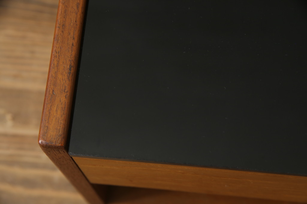 デンマークビンテージ　GETAMA(ゲタマ)　Hans J Wegner(ハンス・J・ウェグナー)　チーク材　ブラックカラーの天板ガラスが高級感を醸し出すベッドサイドテーブル(ナイトテーブル、エンドテーブル、北欧、ヴィンテージ)(R-077015)