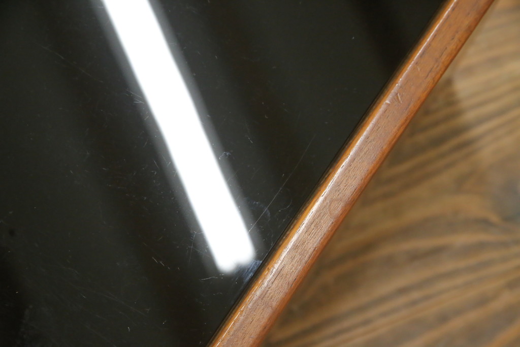 デンマークビンテージ　GETAMA(ゲタマ)　Hans J Wegner(ハンス・J・ウェグナー)　チーク材　ブラックカラーの天板ガラスが高級感を醸し出すベッドサイドテーブル(ナイトテーブル、エンドテーブル、北欧、ヴィンテージ)(R-077015)