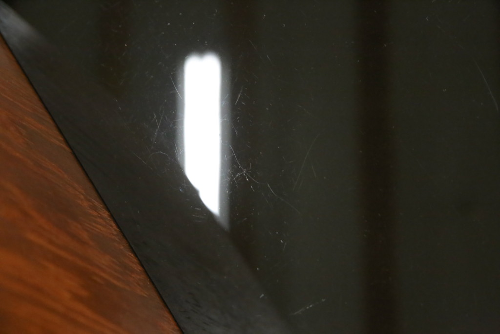 デンマークビンテージ　GETAMA(ゲタマ)　Hans J Wegner(ハンス・J・ウェグナー)　チーク材　ブラックカラーの天板ガラスが高級感を醸し出すベッドサイドテーブル(ナイトテーブル、エンドテーブル、北欧、ヴィンテージ)(R-077015)