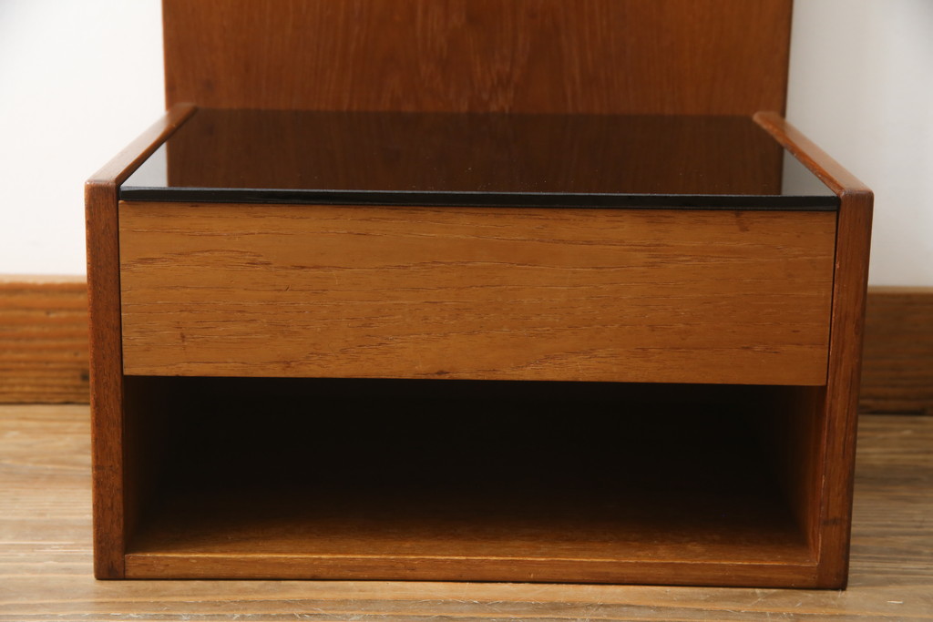 デンマークビンテージ　GETAMA(ゲタマ)　Hans J Wegner(ハンス・J・ウェグナー)　チーク材　ブラックカラーの天板ガラスが高級感を醸し出すベッドサイドテーブル(ナイトテーブル、エンドテーブル、北欧、ヴィンテージ)(R-077015)