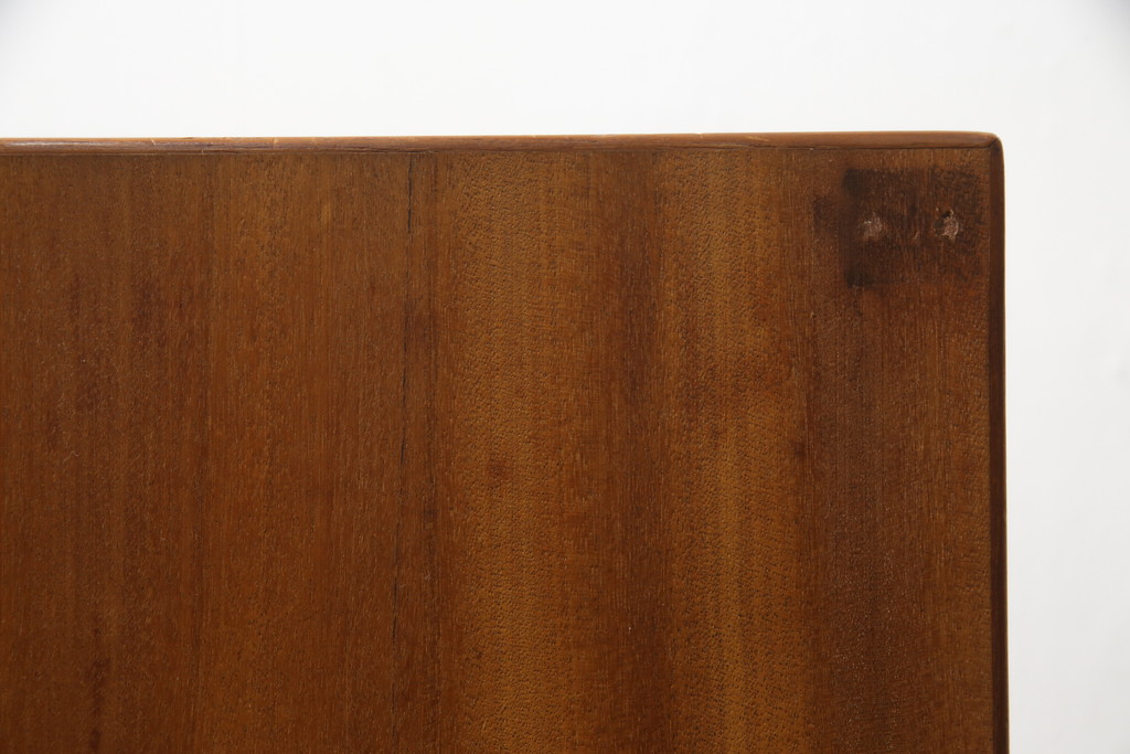 デンマークビンテージ　GETAMA(ゲタマ)　Hans J Wegner(ハンス・J・ウェグナー)　チーク材　ブラックカラーの天板ガラスが高級感を醸し出すベッドサイドテーブル(ナイトテーブル、エンドテーブル、北欧、ヴィンテージ)(R-077015)