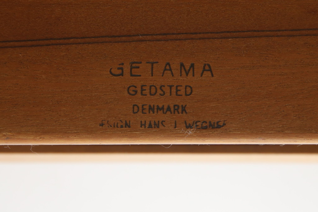 デンマークビンテージ　GETAMA(ゲタマ)　Hans J Wegner(ハンス・J・ウェグナー)　チーク材　ブラックカラーの天板ガラスが高級感を醸し出すベッドサイドテーブル(ナイトテーブル、エンドテーブル、北欧、ヴィンテージ)(R-077015)