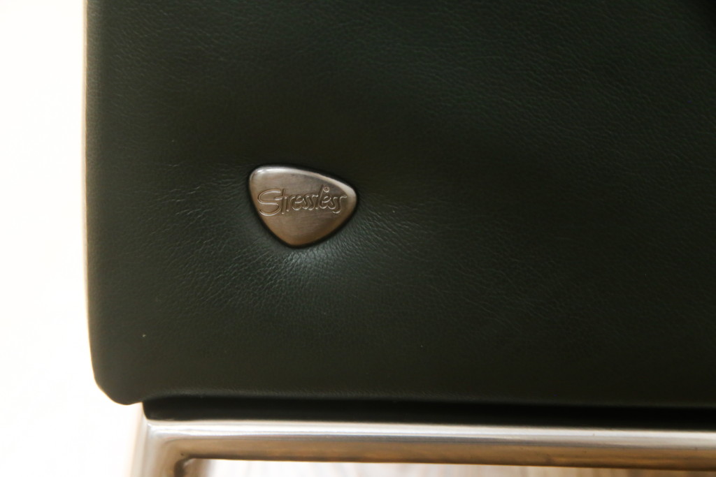 中古　ノルウェー製　ほぼ未使用の極美品!!　EKORNES(エコーネス)　ストレスレス(Stressless)　メトロポリタン　大人の贅沢なくつろぎ空間を演出する三人掛けソファ(アームソファ、3人掛け、3P、トリプルソファ、ロッキング機能、北欧)(定価約55万円)(R-066508)