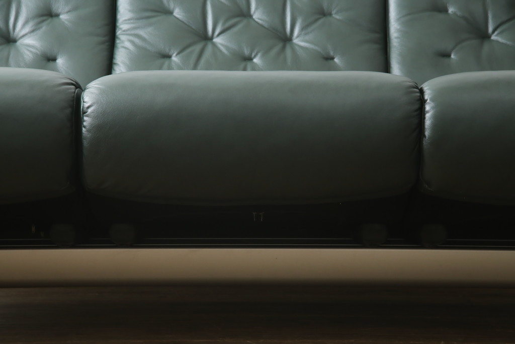 中古　ノルウェー製　ほぼ未使用の極美品!!　EKORNES(エコーネス)　ストレスレス(Stressless)　メトロポリタン　大人の贅沢なくつろぎ空間を演出する三人掛けソファ(アームソファ、3人掛け、3P、トリプルソファ、ロッキング機能、北欧)(定価約55万円)(R-066508)