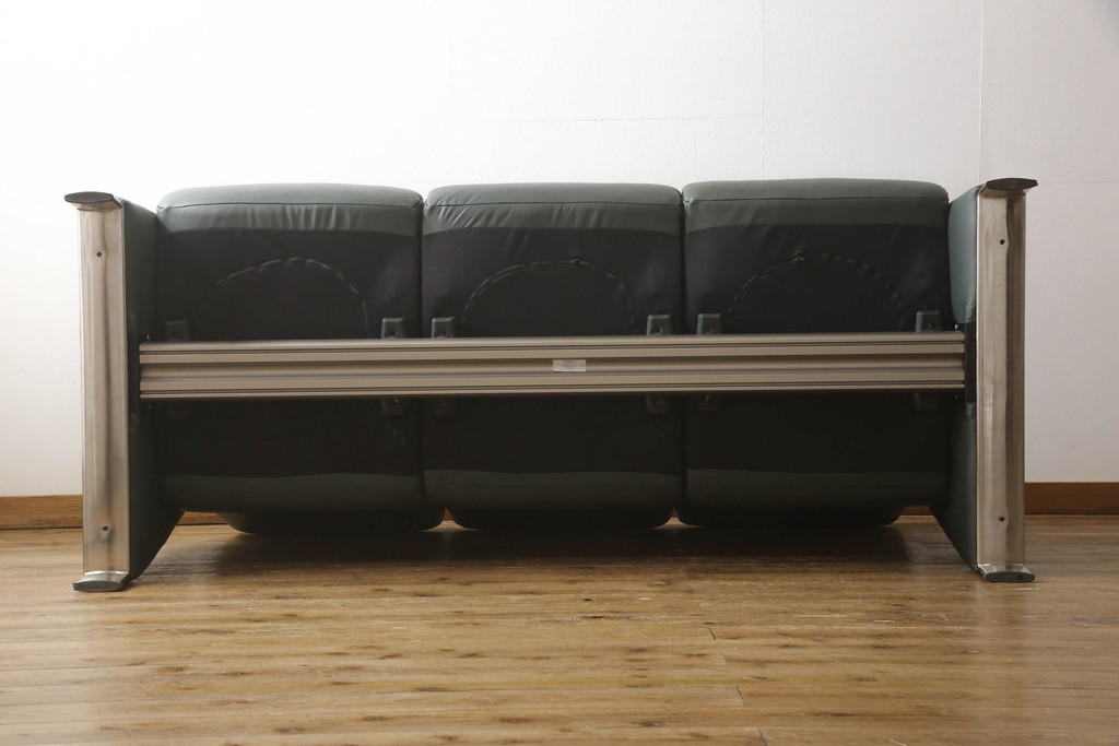 中古　ノルウェー製　ほぼ未使用の極美品!!　EKORNES(エコーネス)　ストレスレス(Stressless)　メトロポリタン　大人の贅沢なくつろぎ空間を演出する三人掛けソファ(アームソファ、3人掛け、3P、トリプルソファ、ロッキング機能、北欧)(定価約55万円)(R-066508)