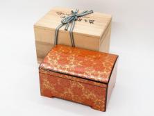 輪島塗　沈金師 友田裕次　春秋沈金　金彩が美しい宝石箱(漆器、ジュエリーボックス、小物入れ、小箱、紅葉、桜、共箱付き)(R-078414)