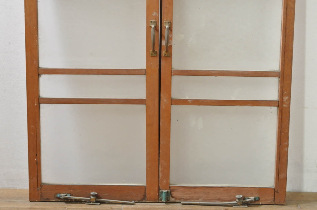アンティーク建具　ペイント仕上げ限定　レトロな空間づくりにおすすめの両開き窓1対2枚セット(ガラス窓、ガラス戸、ガラス扉)(R-076347)