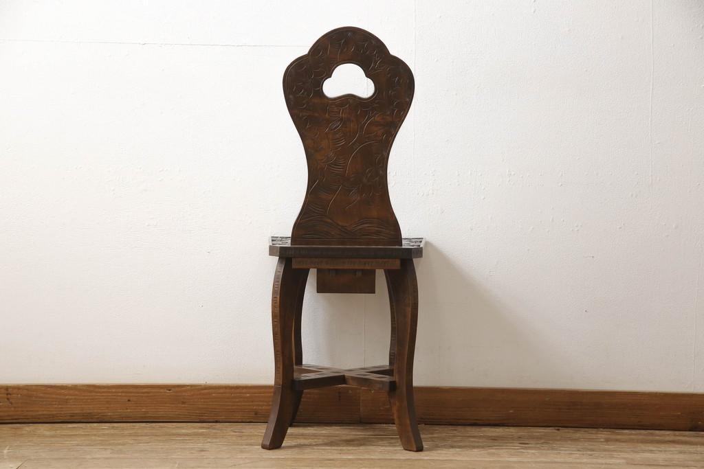中古　伝統工芸　軽井沢彫り　シックな色合いと優美な曲線デザインが魅力のチェア(板座チェア、ダイニングチェア、イス、椅子)(R-062259)