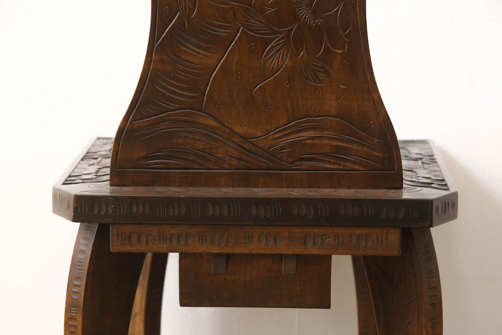 中古　伝統工芸　軽井沢彫り　シックな色合いと優美な曲線デザインが魅力のチェア(板座チェア、ダイニングチェア、イス、椅子)(R-062259)