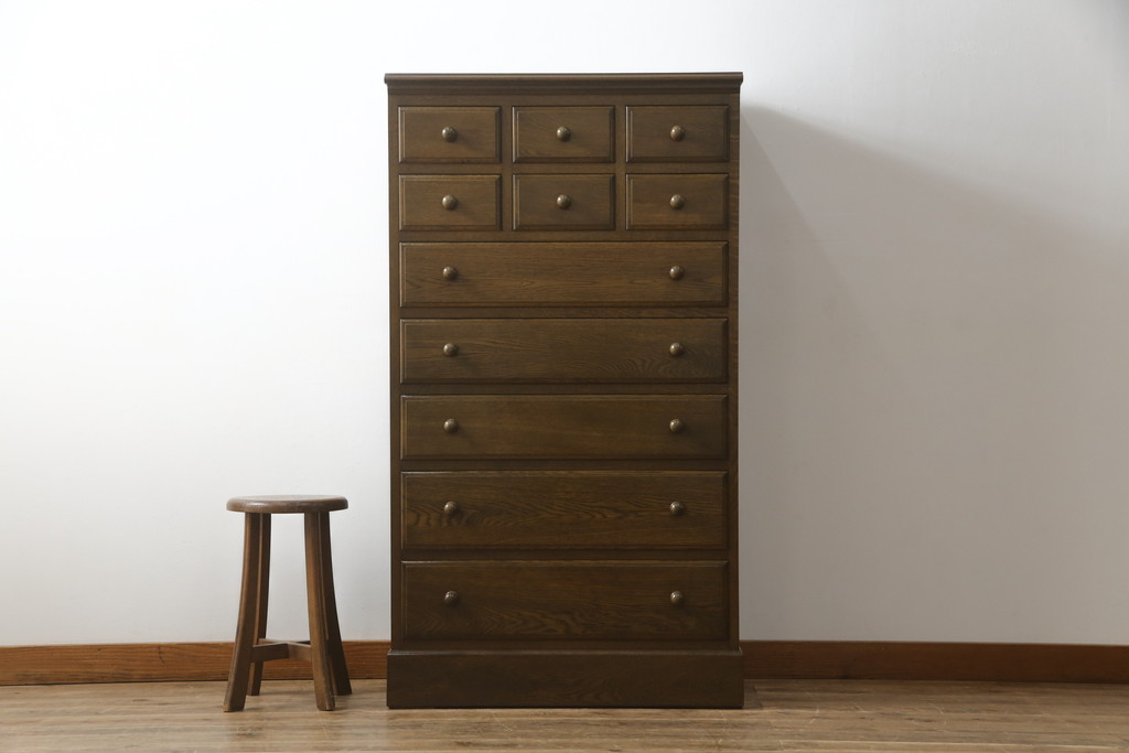 中古　横浜クラシック家具　ノックオンウッド(knockonwood)　コロニアルシリーズ(Hand Made)　オーク材　クラシカルな佇まいのチェスト(引き出し、洋服タンス、ハイチェスト)(定価約33万円)(R-064026)