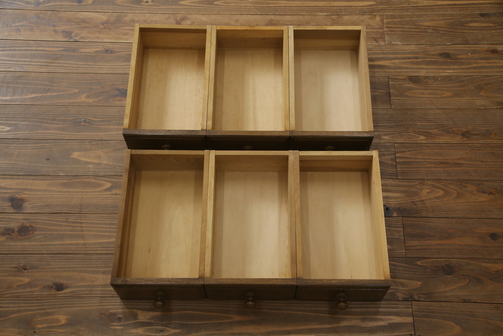 中古　横浜クラシック家具　ノックオンウッド(knockonwood)　コロニアルシリーズ(Hand Made)　オーク材　クラシカルな佇まいのチェスト(引き出し、洋服タンス、ハイチェスト)(定価約33万円)(R-064026)