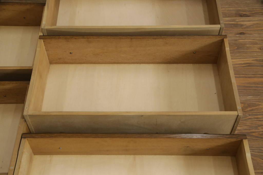 中古　横浜クラシック家具　ノックオンウッド(knockonwood)　コロニアルシリーズ(Hand Made)　オーク材　クラシカルな佇まいのチェスト(引き出し、洋服タンス、ハイチェスト)(定価約33万円)(R-064026)