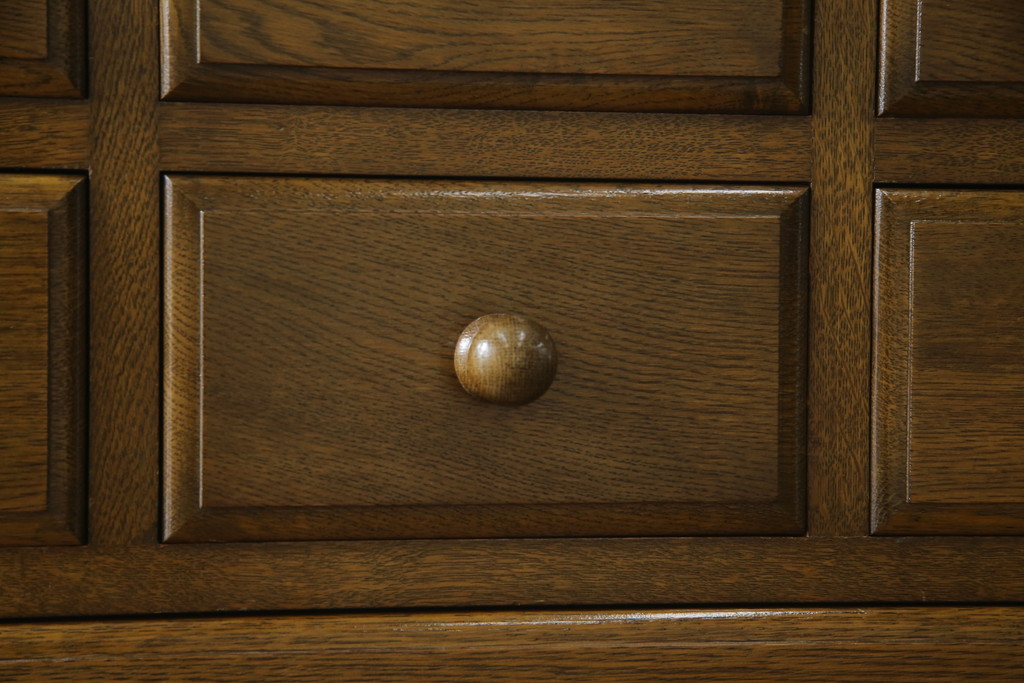 中古　横浜クラシック家具　ノックオンウッド(knockonwood)　コロニアルシリーズ(Hand Made)　オーク材　クラシカルな佇まいのチェスト(引き出し、洋服タンス、ハイチェスト)(定価約33万円)(R-064026)