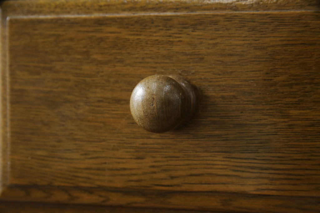 中古　横浜クラシック家具　ノックオンウッド(knockonwood)　コロニアルシリーズ(Hand Made)　オーク材　クラシカルな佇まいのチェスト(引き出し、洋服タンス、ハイチェスト)(定価約33万円)(R-064026)