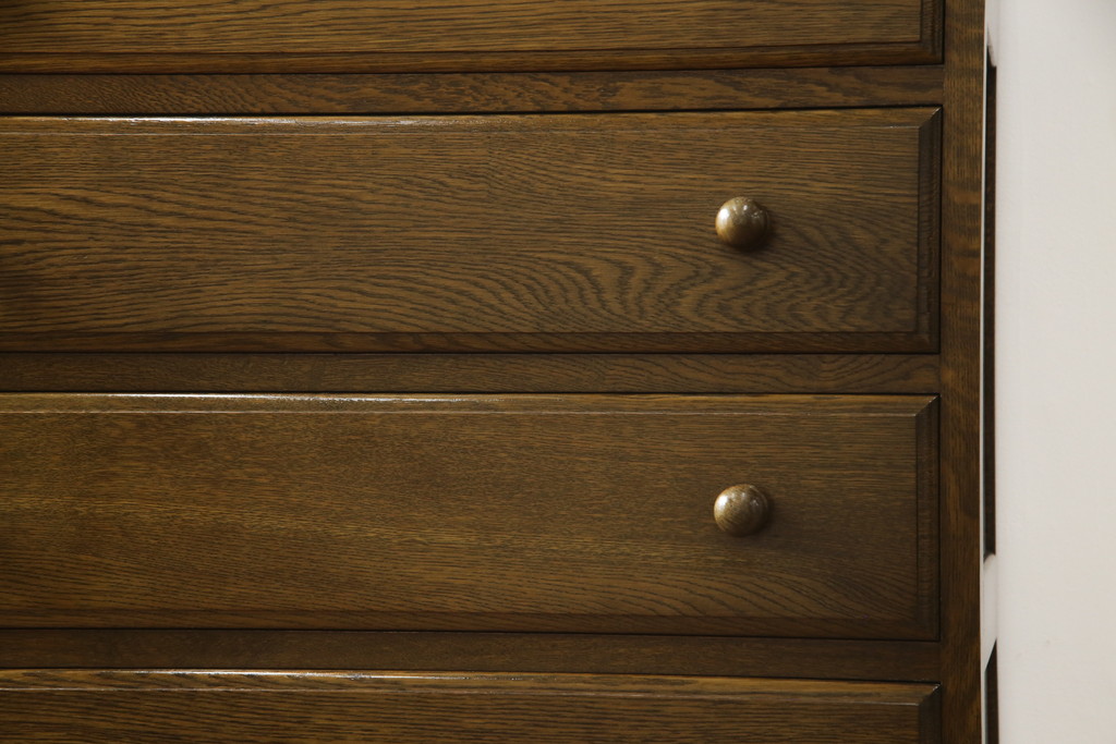 中古　横浜クラシック家具　ノックオンウッド(knockonwood)　コロニアルシリーズ(Hand Made)　オーク材　クラシカルな佇まいのチェスト(引き出し、洋服タンス、ハイチェスト)(定価約33万円)(R-064026)