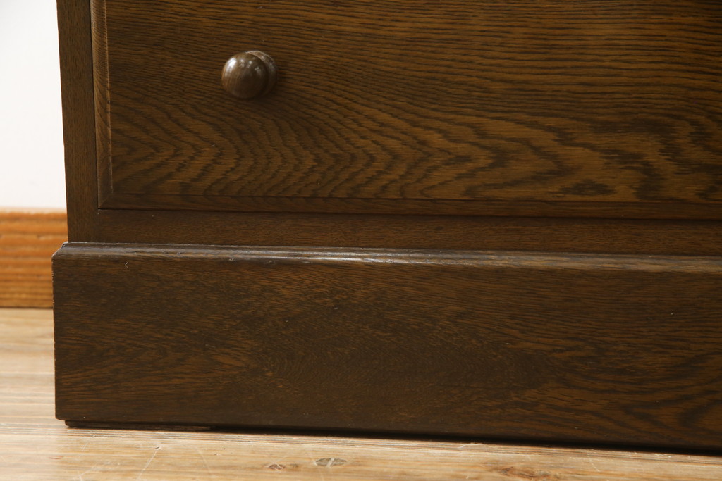 中古　横浜クラシック家具　ノックオンウッド(knockonwood)　コロニアルシリーズ(Hand Made)　オーク材　クラシカルな佇まいのチェスト(引き出し、洋服タンス、ハイチェスト)(定価約33万円)(R-064026)