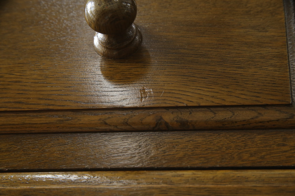 中古　横浜クラシック家具　ノックオンウッド(knockonwood)　コロニアルシリーズ(Hand Made)　オーク材　クラシカルな佇まいのチェスト(引き出し、洋服タンス、ハイチェスト)(定価約33万円)(R-064026)