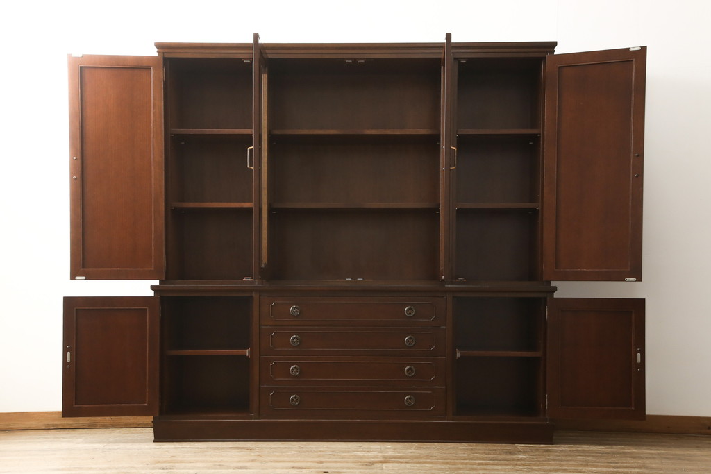 中古　美品　神戸元町欧風家具　メープル不二屋　クラシカルで気品あるデザインが魅力的なキャビネット(食器棚、カップボード、戸棚、収納棚)(R-058501)