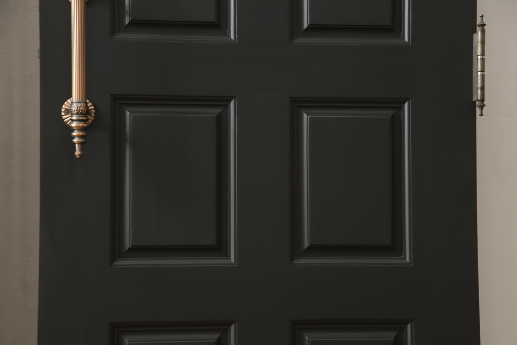 【セミオーダー家具実例】お客様持ち込みの玄関ドアをリメイクしました。使用用途に合わせて、上下左右を反転する仕上げにて。本締り錠2箇所取り付け、マッドブラック(艶消し)に着色しました。外部用塗装で安心!!(建具、木製扉、木製ドア)