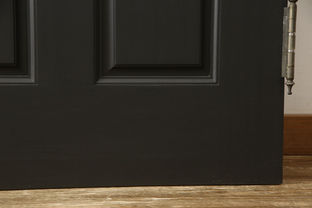 【セミオーダー家具実例】お客様持ち込みの玄関ドアをリメイクしました。使用用途に合わせて、上下左右を反転する仕上げにて。本締り錠2箇所取り付け、マッドブラック(艶消し)に着色しました。外部用塗装で安心!!(建具、木製扉、木製ドア)