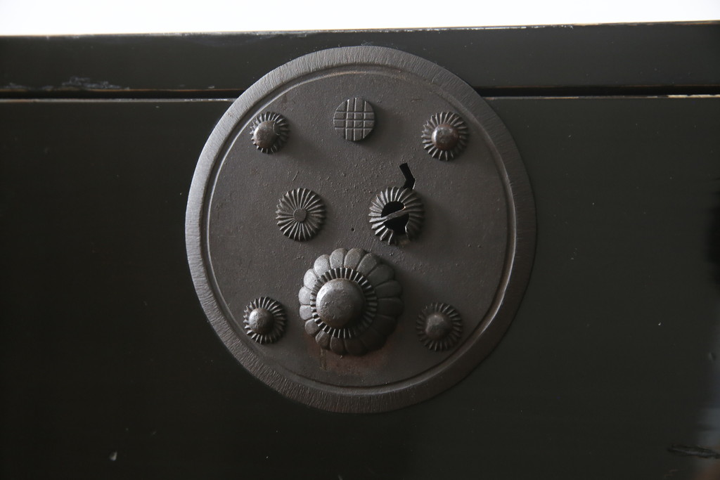 和製アンティーク　美品!!　上手物!!　内部桐(キリ)材　上品な丸金具の黒漆塗り六丁引き庄内箪笥(重ね箪笥、時代箪笥、和たんす、整理たんす、収納タンス、衣装タンス、引き出し)(R-078487)