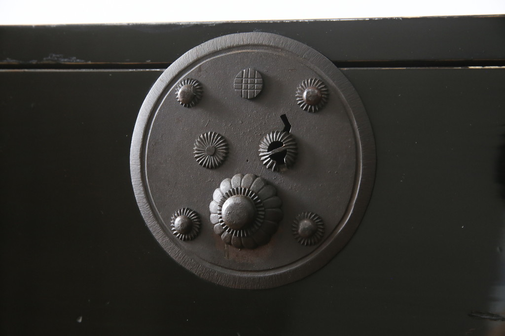 和製アンティーク　美品!!　上手物!!　内部桐(キリ)材　上品な丸金具の黒漆塗り庄内箪笥ローボード(時代箪笥、和たんす、整理たんす、収納タンス、衣装タンス、ローチェスト、テレビ台、テレビボード、引き出し)(R-078488)