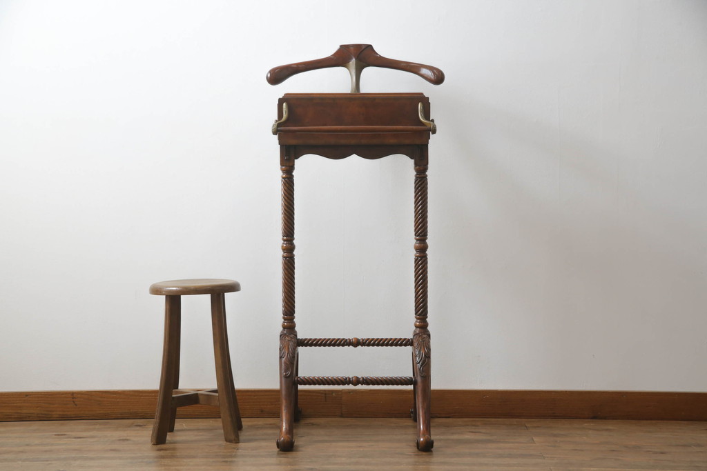 中古　美品　高級品　JONATHAN CHARLES(ジョナサンチャールズ)　マホガニー材　クラシカルな佇まいが印象的なバレットスタンド(ハンガースタンド、ハンガーラック、スーツスタンド、コートスタンド、ジュエリーケース付き、アンティーク風)(R-064211)