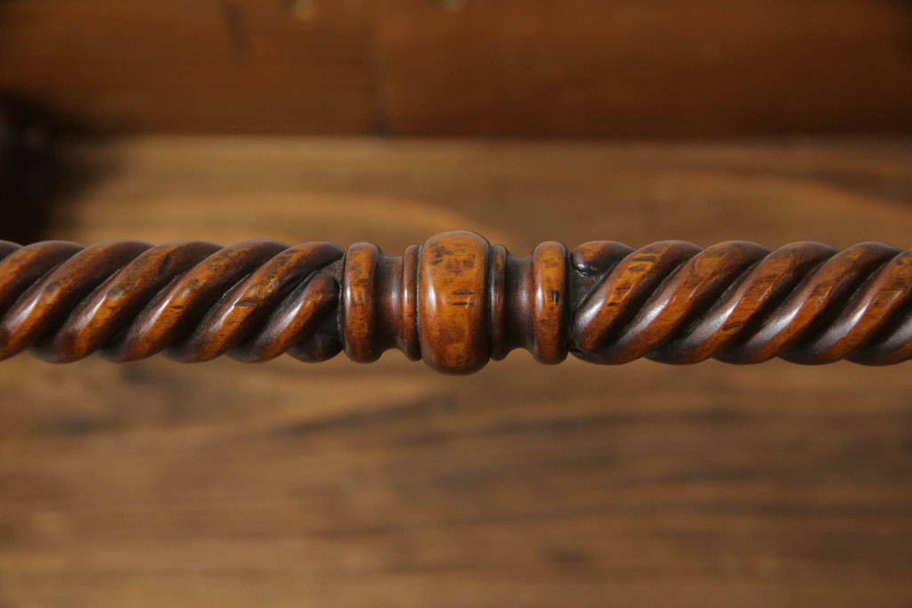 中古　美品　高級品　JONATHAN CHARLES(ジョナサンチャールズ)　マホガニー材　クラシカルな佇まいが印象的なバレットスタンド(ハンガースタンド、ハンガーラック、スーツスタンド、コートスタンド、ジュエリーケース付き、アンティーク風)(R-064211)