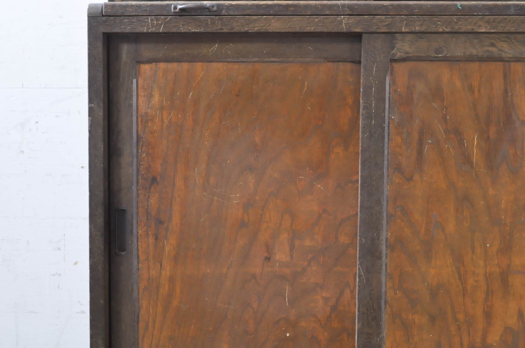 和製アンティーク　ナラ(楢)材　作業台付き　ノスタルジックな雰囲気漂う食器棚(カップボード、戸棚、収納棚、キャビネット)(R-068776)
