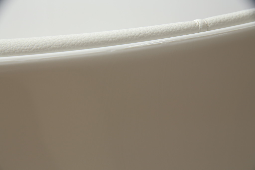 中古　展示品　超美品　Cassinaixc.(カッシーナイクスシー)　Philippe Starck(フィリップ・スタルク)　246　PASSION(パシオン)　本革　丸みのあるボディと華奢な脚のバランスが美しいアームチェア(ダイニングチェア、椅子、イス、レザー)(定価約21万円)(R-061221)