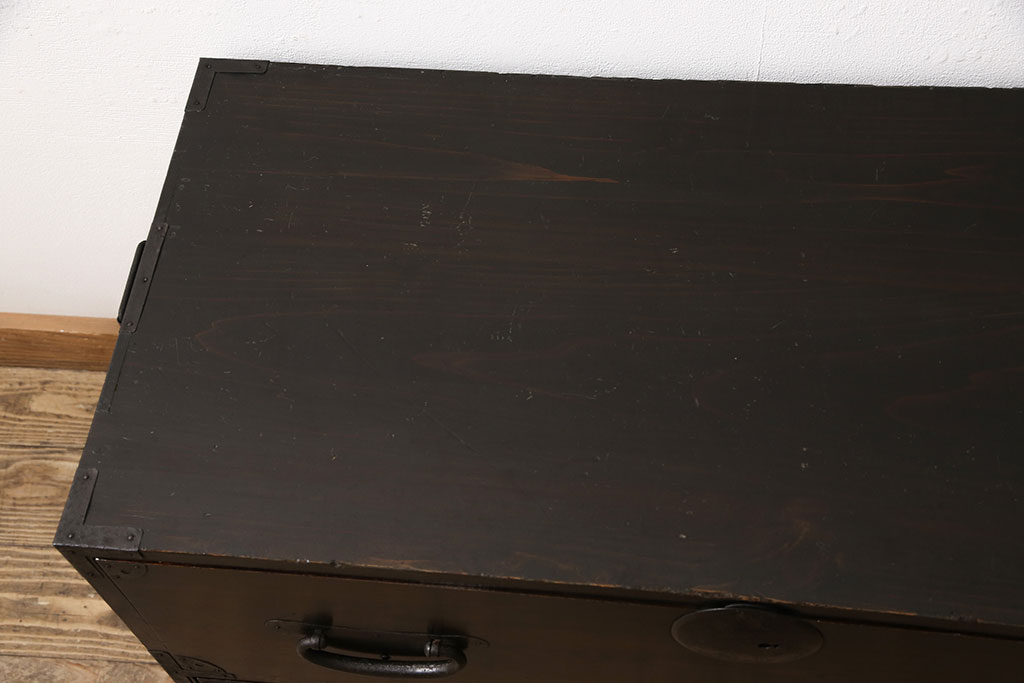 二段箪笥を衣装箪笥とテレビボードにリメイク!上段は高品質リペアを施し、衣装箪笥に。下段はヒノキ無垢材の天板を取り付けてテレビボードに。いずれも現状の色味を活かして塗装仕上げ。