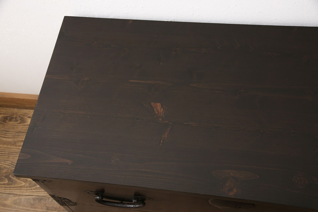 二段箪笥を衣装箪笥とテレビボードにリメイク!上段は高品質リペアを施し、衣装箪笥に。下段はヒノキ無垢材の天板を取り付けてテレビボードに。いずれも現状の色味を活かして塗装仕上げ。