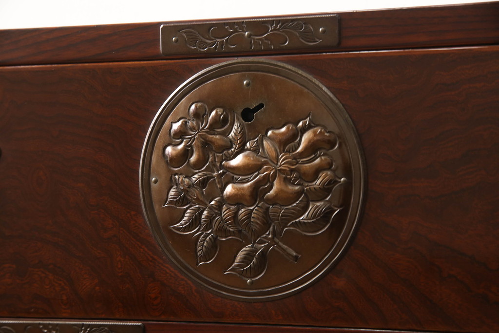 中古　美品　岩谷堂箪笥　木地呂塗り　品のあるデザインの手打ち金具が魅力の整理箪笥(定価約140万円)(R-057652)