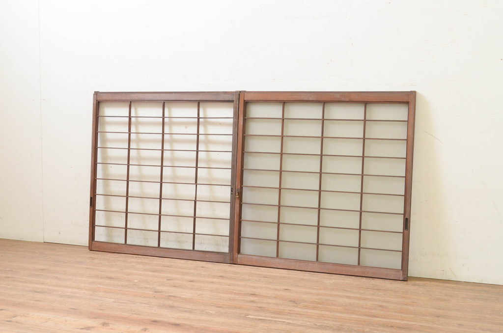 アンティーク建具　レトロな空間演出におすすめの格子入りガラス戸2枚セット(引き戸、格子戸、窓)(R-069651)