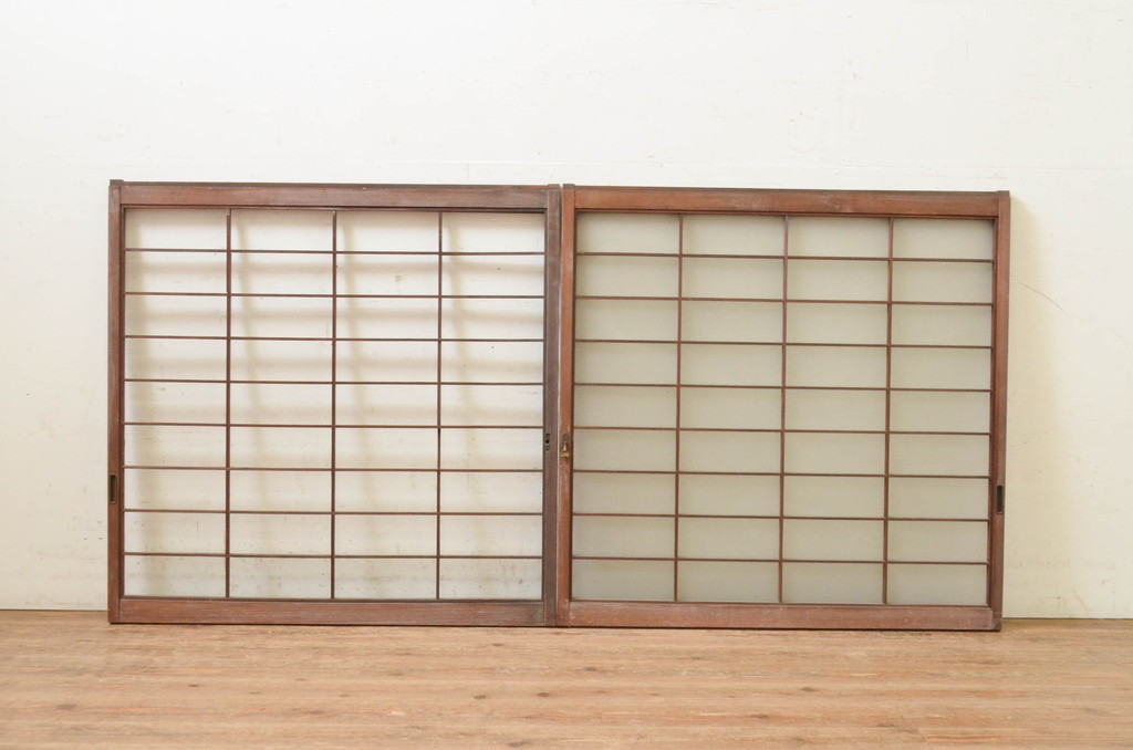アンティーク建具　レトロな空間演出におすすめの格子入りガラス戸2枚セット(引き戸、格子戸、窓)(R-069651)