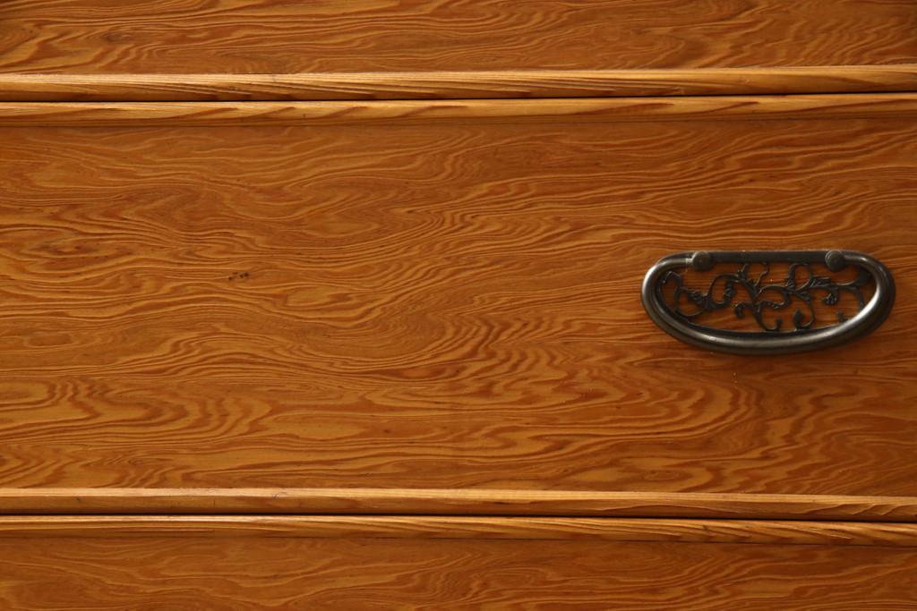 中古　屋久杉の密な杢目と細やかな金具が魅力的なチェスト(引き出し、和たんす、整理箪笥、収納タンス、衣装箪笥)(R-053398)
