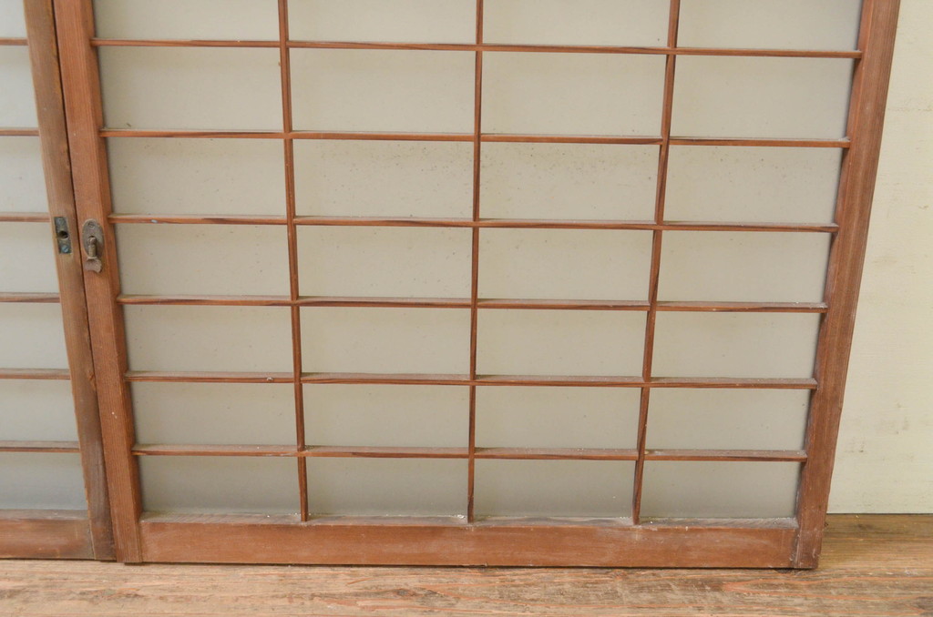 アンティーク建具　レトロな空間演出におすすめの格子入りガラス戸2枚セット(引き戸、格子戸、窓)(R-069652)