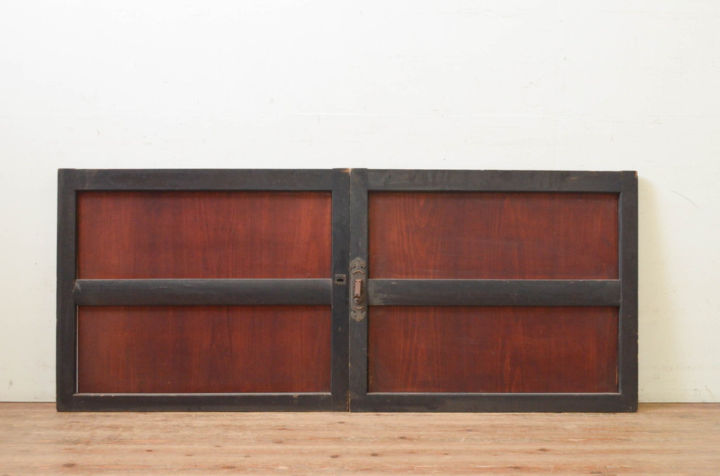 アンティーク建具　漆塗り　落ち着いた和の空間を演出する板戸窓2枚セット(引き戸)(R-069656)