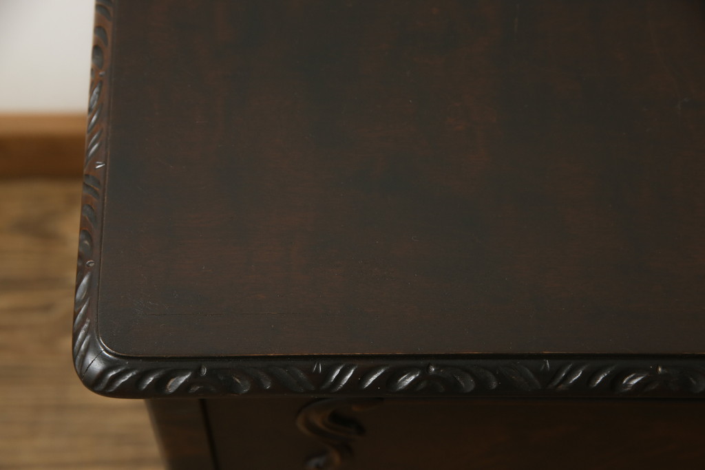 イギリスアンティーク　マホガニー材　落ち着いた色合いと猫脚デザインがクラシカルな雰囲気を高めるサイドボード(サイドキャビネット、戸棚、収納棚)(R-057328)