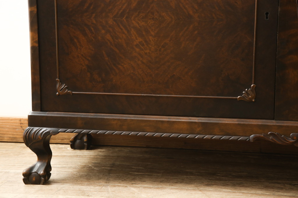 イギリスアンティーク　マホガニー材　落ち着いた色合いと猫脚デザインがクラシカルな雰囲気を高めるサイドボード(サイドキャビネット、戸棚、収納棚)(R-057328)