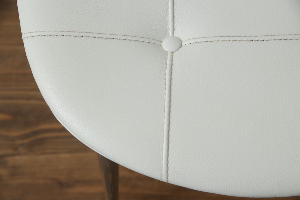 中古　美品　Cassinaixc.(カッシーナイクスシー)　Philippe Starck(フィリップ・スタルク)　245　CAPRICE(カプリス)　丸みのあるボディと華奢な脚のバランスが美しいアームレスチェア(ダイニングチェア、椅子、イス)(定価約17万円)(R-060973)