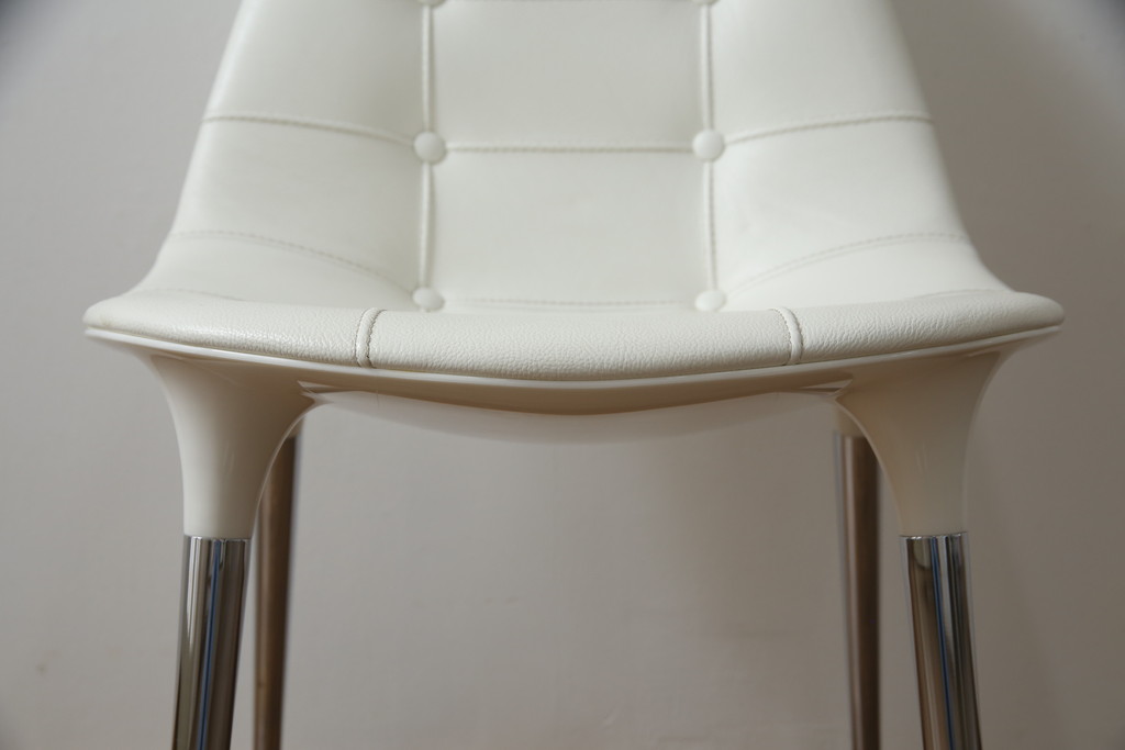 中古　美品　Cassinaixc.(カッシーナイクスシー)　Philippe Starck(フィリップ・スタルク)　245　CAPRICE(カプリス)　丸みのあるボディと華奢な脚のバランスが美しいアームレスチェア(ダイニングチェア、椅子、イス)(定価約17万円)(R-060974)