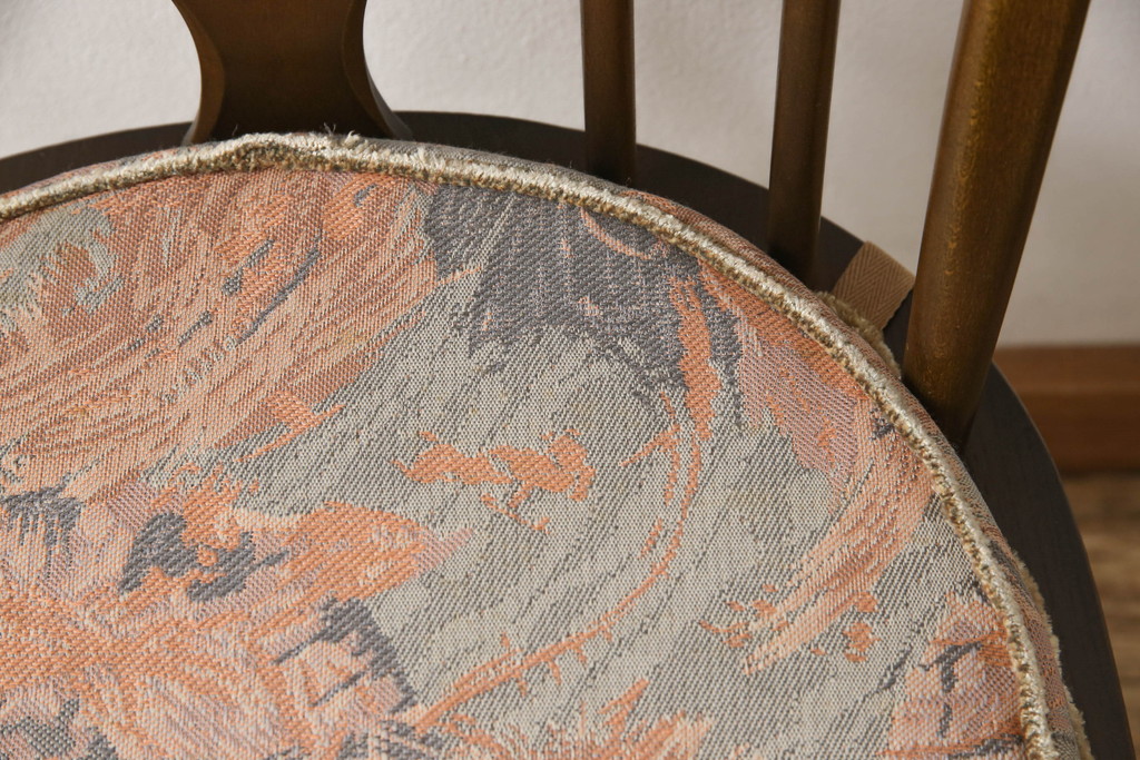イギリスアンティーク　ERCOL(アーコール)　クッション付き　アザミの透かし彫りが上品な印象を与えるシスルバックチェア(椅子、ダイニングチェア、板座チェア、イス)(R-063038)