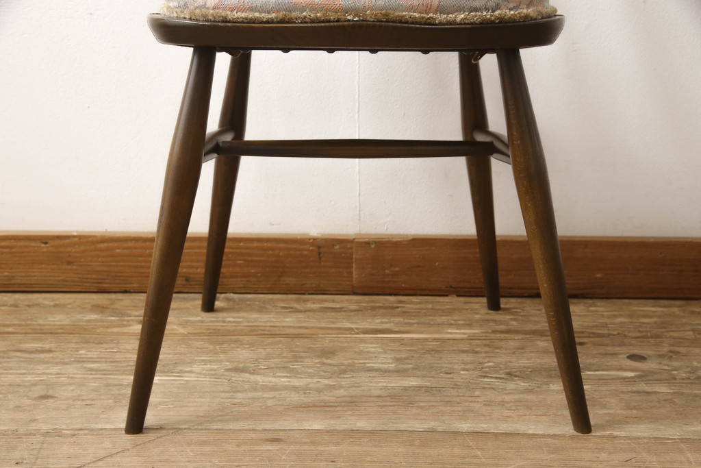 イギリスアンティーク　ERCOL(アーコール)　クッション付き　アザミの透かし彫りが上品な印象を与えるシスルバックチェア(椅子、ダイニングチェア、板座チェア、イス)(R-063038)